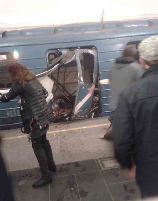 San Pietroburgo, bombe nella metro. Morti e feriti. TUTTE LE FOTO E I VIDEO