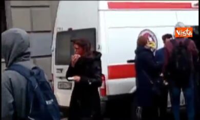 San Pietroburgo, donna con volto ricoperto di sangue esce dalla metro insieme
