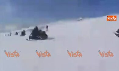 Il presidente Medvedev a sciare, la scorta è esagerata con 10 motoslitte