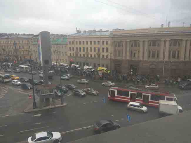 San Pietroburgo, bombe nella metro. Morti e feriti. TUTTE LE FOTO E I VIDEO