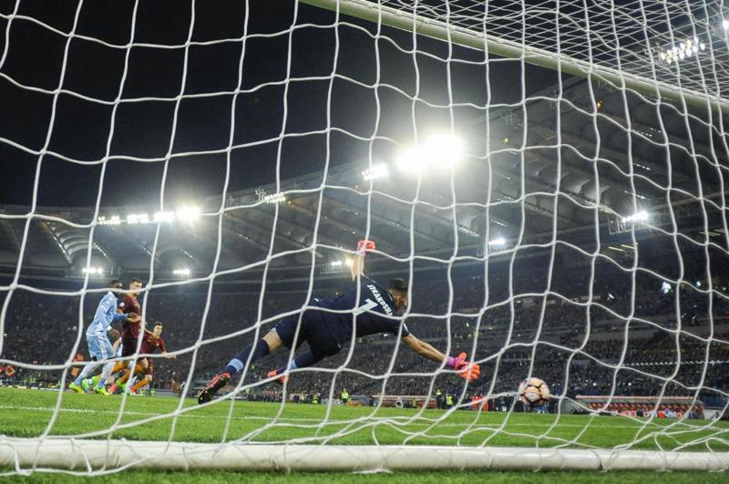 Roma-Lazio 3-2, biancocelesti in finale di Coppa Italia Roma-Lazio 3-2, biancocelesti in finale di Coppa Italia