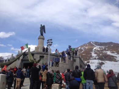 Paracadutisti, alpini e cittadini uniti per ricordare i valori italiani
