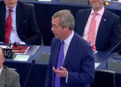“Ue come la mafia”, bagarre a Strasburgo per parole di Farage