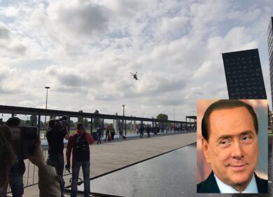Berlusconi al Salone in elicottero: “Signora, vuole che mi spogli?”