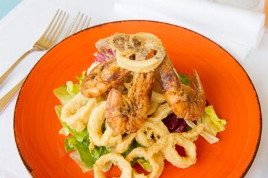 Cassazione: “La puzza di frittura è reato”. Vicini di casa condannati