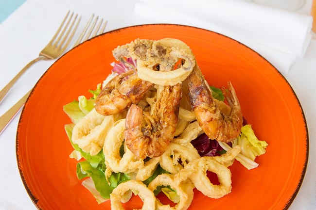 Cassazione: “La puzza di frittura è reato”. Vicini di casa condannati Cassazione: “La puzza di frittura è reato”. Vicini di casa condannati