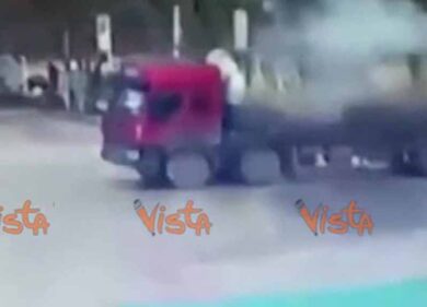 Camionista scagliato in aria dalla pressione del gas di un’autocisterna