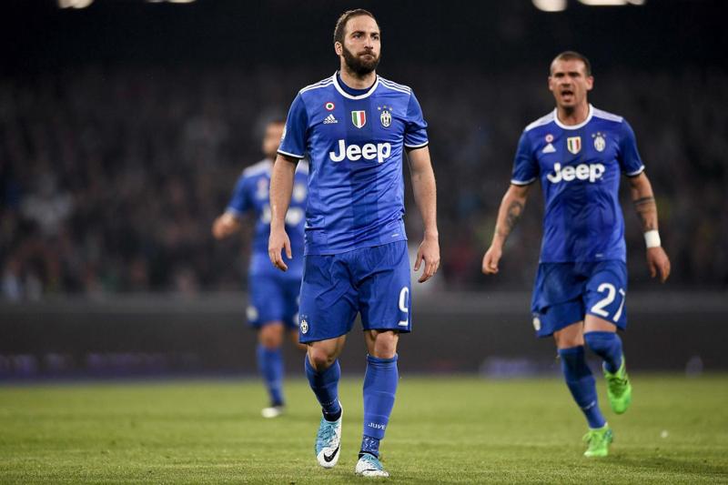 Higuain contro il Napoli anche in Tribunale: chiesti 600 mila euro Higuain contro il Napoli anche in Tribunale: chiesti 600 mila euro