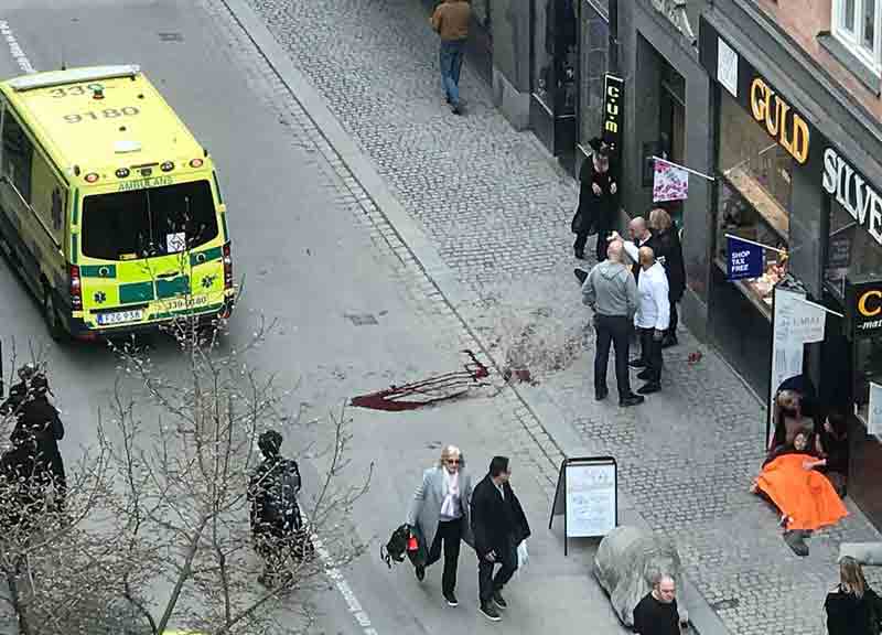 Stoccolma, furgone sulla folla: 3 morti. Un arresto: “Sono stato io”