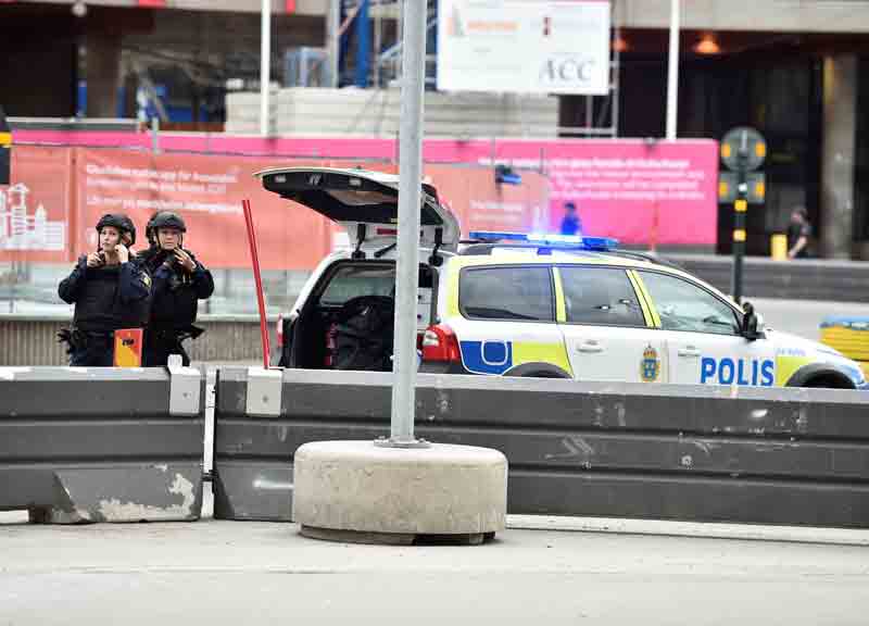 Stoccolma, furgone sulla folla: 3 morti. Un arresto: “Sono stato io”