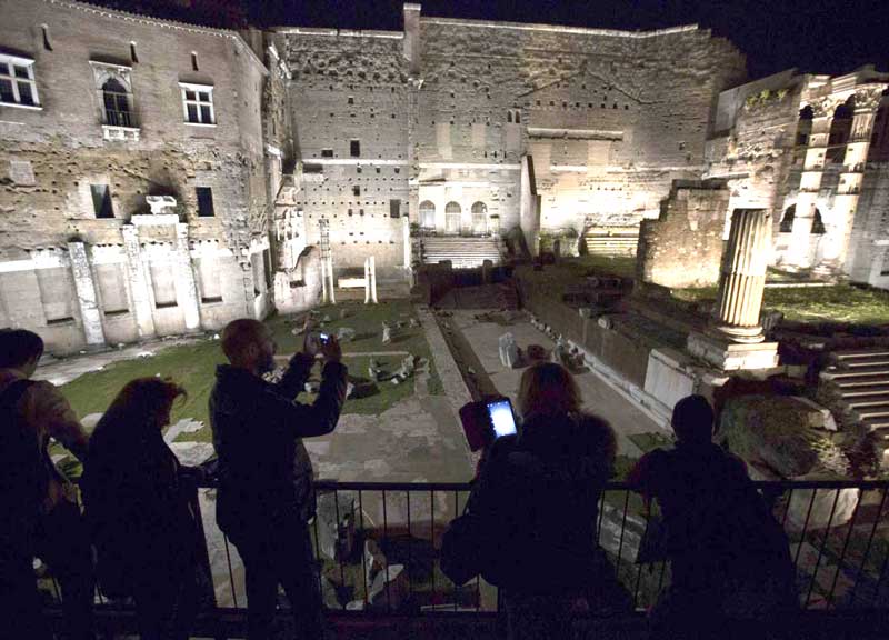 Roma, i Mercati di Traiano risplendono al chiaro di luna. E’ show della storia Roma, i Mercati di Traiano risplendono al chiaro di luna. E’ show della storia