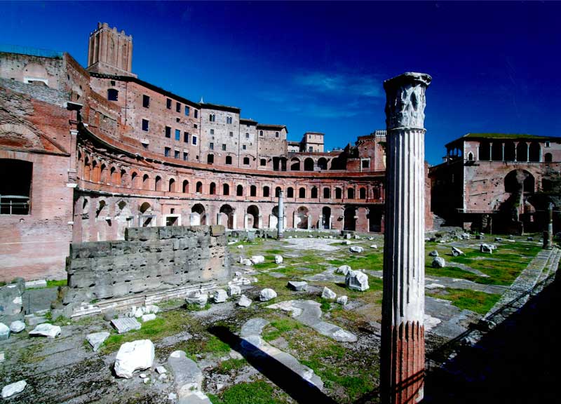 Roma, i Mercati di Traiano risplendono al chiaro di luna. E’ show della storia Roma, i Mercati di Traiano risplendono al chiaro di luna. E’ show della storia
