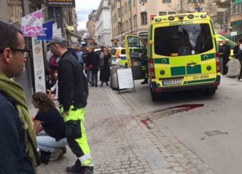 Stoccolma, furgone sulla folla: 3 morti. Un arresto: “Sono stato io”