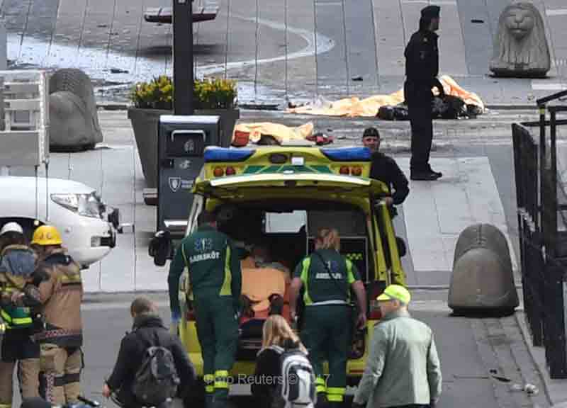Stoccolma, furgone sulla folla: 3 morti. Un arresto: “Sono stato io”