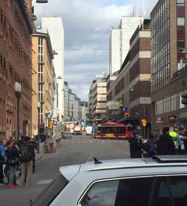 Stoccolma, furgone sulla folla: 3 morti. Un arresto: “Sono stato io”