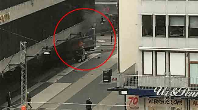 Stoccolma, furgone sulla folla: 3 morti. Un arresto: “Sono stato io”