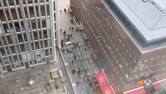 Stoccolma, furgone sulla folla: 3 morti. Un arresto: “Sono stato io”
