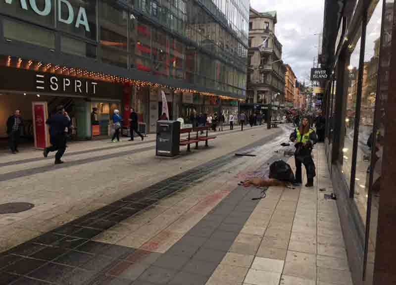 Stoccolma, furgone sulla folla: 3 morti. Un arresto: “Sono stato io”