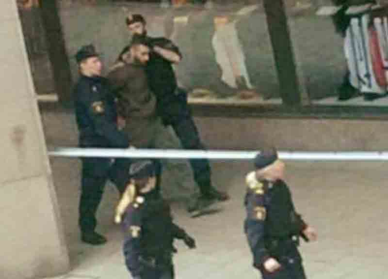 Stoccolma, furgone sulla folla: 3 morti. Un arresto: “Sono stato io”