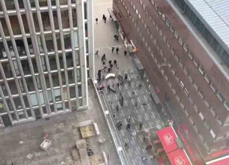 Stoccolma, furgone sulla folla: 3 morti. Un arresto: “Sono stato io”