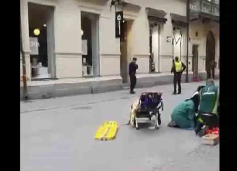 Stoccolma, furgone sulla folla: 3 morti. Un arresto: “Sono stato io”