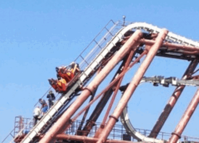 Blackout a Gardaland, turisti bloccati a testa in giù a 20 metri d’altezza