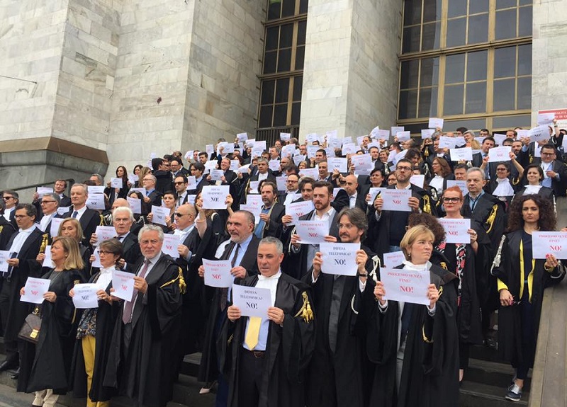 Giustizia, Camera Penale Milano contro Ddl Orlando: 200 toghe al flash-mob Giustizia, Camera Penale Milano contro Ddl Orlando: 200 toghe al flash-mob