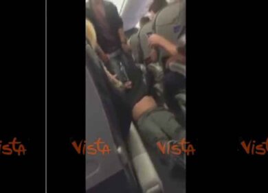 Il volo United è in overbooking, passeggero trascinato fuori di peso