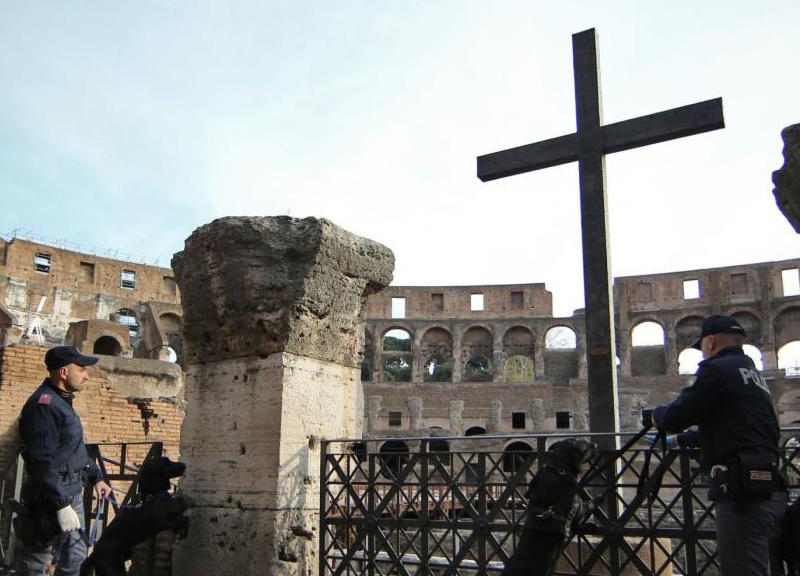 Pasqua, paura terrorismo. Via Crucis con Papa Francesco e ponte blindato Pasqua, paura terrorismo. Via Crucis con Papa Francesco e ponte blindato