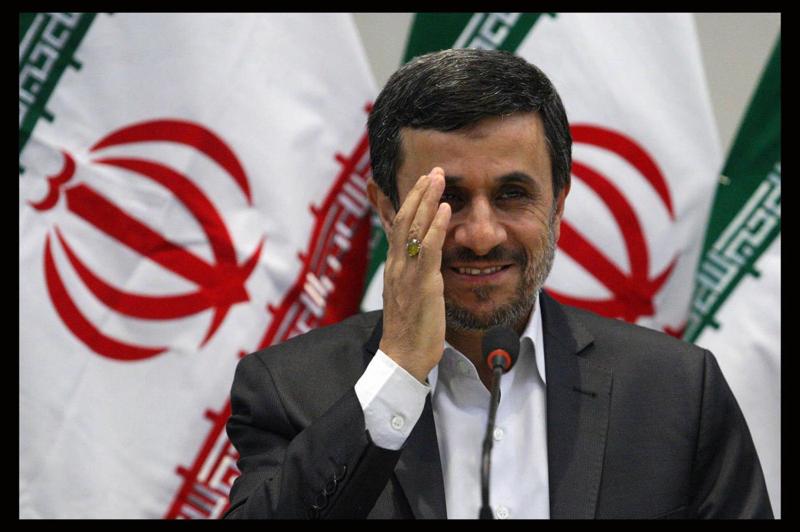Iran, Ahmadinejad candidato a sorpresa. Teheran risponde agli Usa di Trump Iran, Ahmadinejad candidato a sorpresa. Teheran risponde agli Usa di Trump