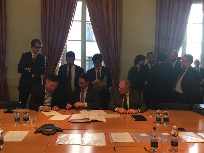 Closing Milan, Berlusconi ha venduto a Li. Italia non si (s)venda ai cinesi Closing Milan, Berlusconi ha venduto a Li. Italia non si (s)venda ai cinesi