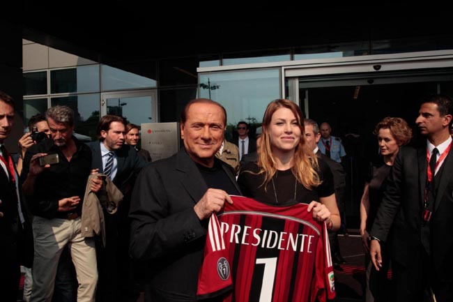 CLOSING MILAN, Berlusconi: “Lascio con tanto dolore. Resto primo tifoso Milan” CLOSING MILAN, Berlusconi: “Lascio con tanto dolore. Resto primo tifoso Milan”