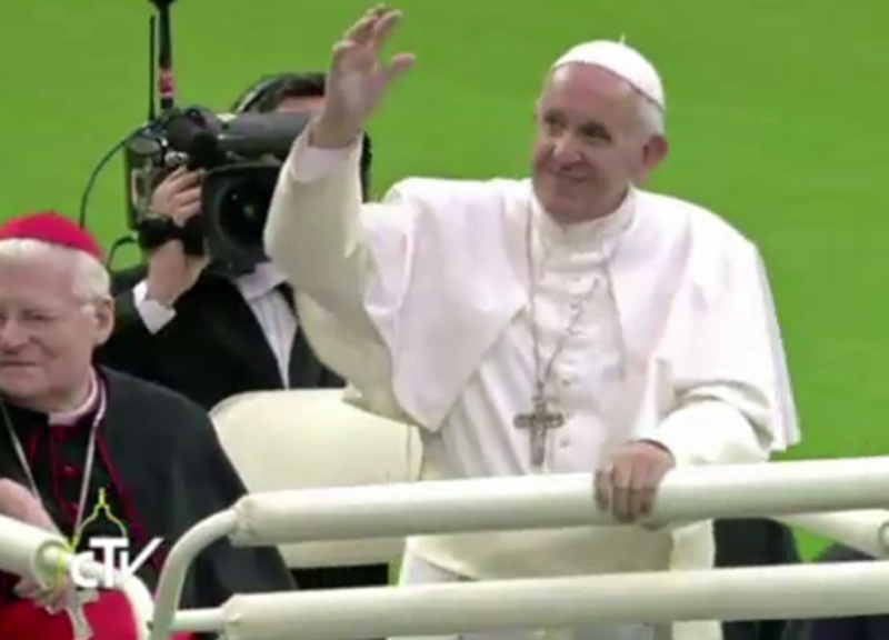 Papa Francesco lava i piedi ai detenuti speciali nel carcere di Paliano Papa Francesco lava i piedi ai detenuti speciali nel carcere di Paliano