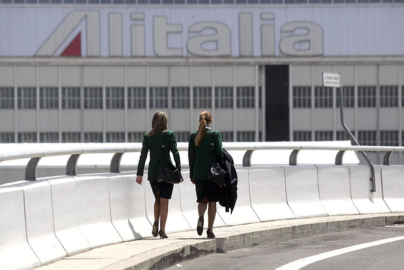 Alitalia, corsa per evitare il commissario. Lo scoglio degli esuberi Alitalia, corsa per evitare il commissario. Lo scoglio degli esuberi