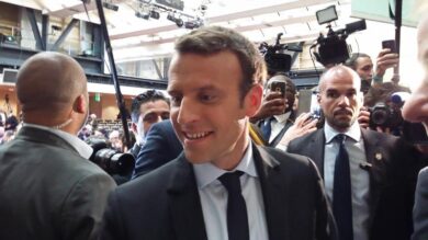 Francia, Affari al comizio di Macron. Chi è il candidato su cui punta l’Ue