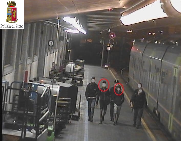 Treno Ventimiglia-Torino ostaggio di 60 vandali. VIDEO Treno Ventimiglia-Torino ostaggio di 60 vandali. VIDEO