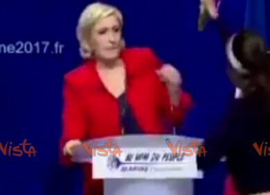 Le Pen interrotta da una Femen durante un suo comizio a Parigi