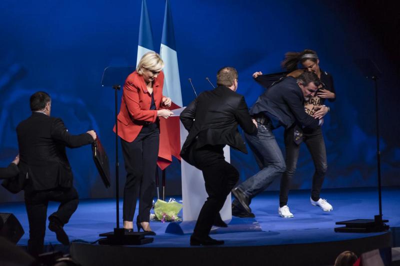 Marine Le Pen, incidenti al comizio. Femen sul palco e deputato aggredito.Foto Marine Le Pen, incidenti al comizio. Femen sul palco e deputato aggredito.Foto