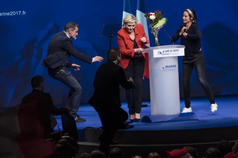 Marine Le Pen, incidenti al comizio. Femen sul palco e deputato aggredito.Foto Marine Le Pen, incidenti al comizio. Femen sul palco e deputato aggredito.Foto