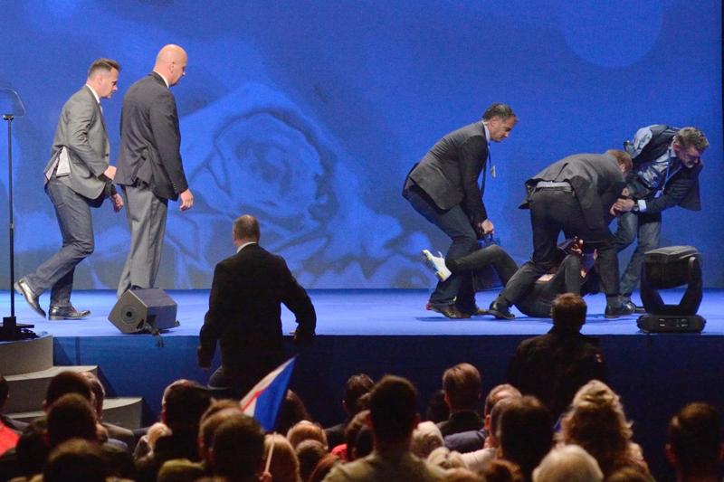 Marine Le Pen, incidenti al comizio. Femen sul palco e deputato aggredito.Foto Marine Le Pen, incidenti al comizio. Femen sul palco e deputato aggredito.Foto