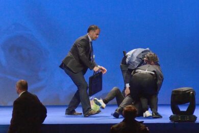 Marine Le Pen, incidenti al comizio. Femen sul palco e deputato aggredito.Foto