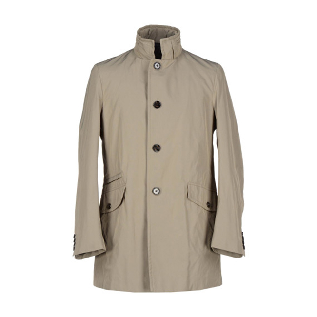 Moda uomo, trench: questa primavera l’uomo si veste in lungo