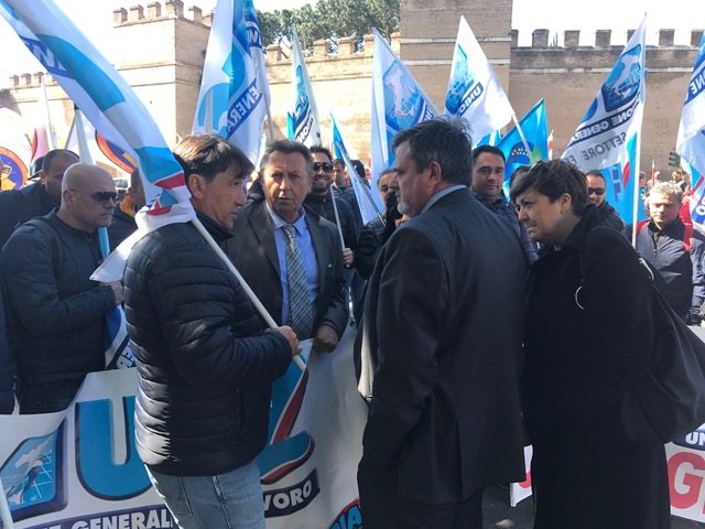 Gioia Tauro, leader UGL manifesta con i lavoratori: “Salviamo 400 famiglie”