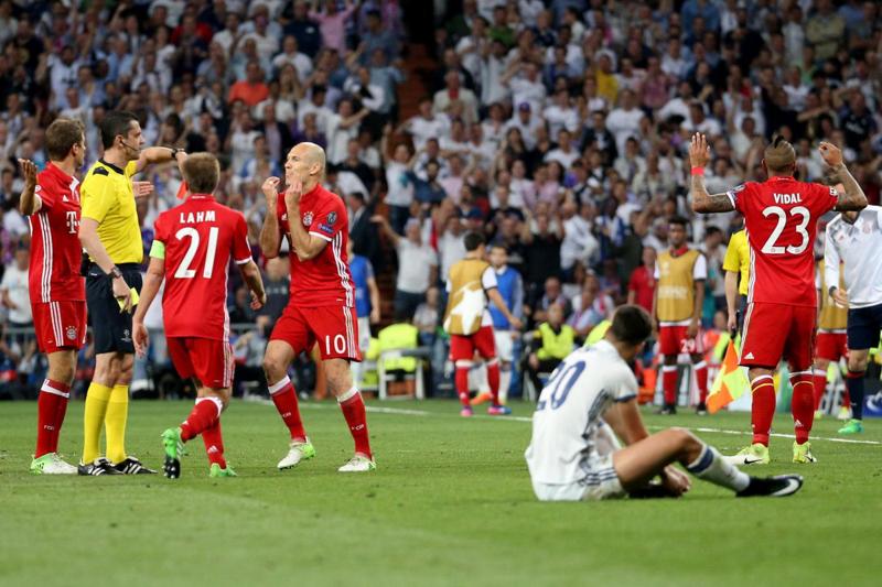 Galleria foto 'Real-Bayern: Vidal e compagni fanno irruzione dall’arbitro. Arriva la polizia' - foto 1