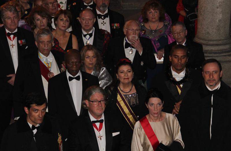 Cento e non più cento: folla di teste coronate e ricchi borghesi. Video Cento e non più cento: folla di teste coronate e ricchi borghesi. Video