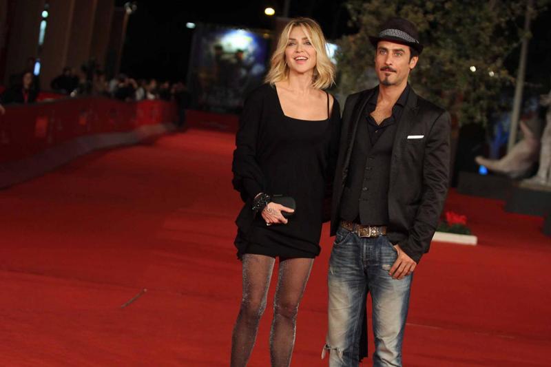 Raz Degan “disperato” Paola Barale ha un altro. RAZ DEGAN-PAOLA BARALE GOSSIP Raz Degan “disperato” Paola Barale ha un altro. RAZ DEGAN-PAOLA BARALE GOSSIP