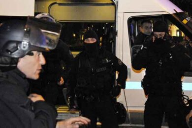 Attentato Parigi, il killer fermato a febbraio. Ecco chi è l’agente ucciso