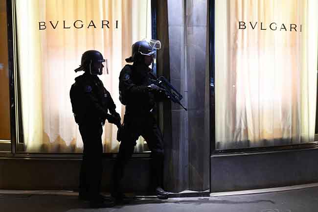 Attentato Parigi, il killer fermato a febbraio. Ecco chi è l’agente ucciso Attentato Parigi, il killer fermato a febbraio. Ecco chi è l’agente ucciso