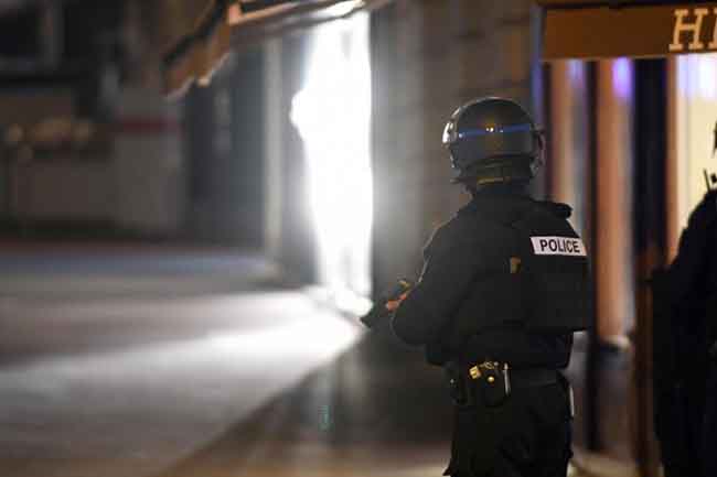 Attentato Parigi, il killer fermato a febbraio. Ecco chi è l’agente ucciso Attentato Parigi, il killer fermato a febbraio. Ecco chi è l’agente ucciso