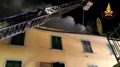 Genova, incendio in una palazzina. La famiglia si lancia dalla finestra